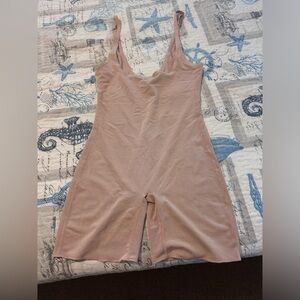 SKIMS Sheer sculpt open bust body suit in Clay NEW